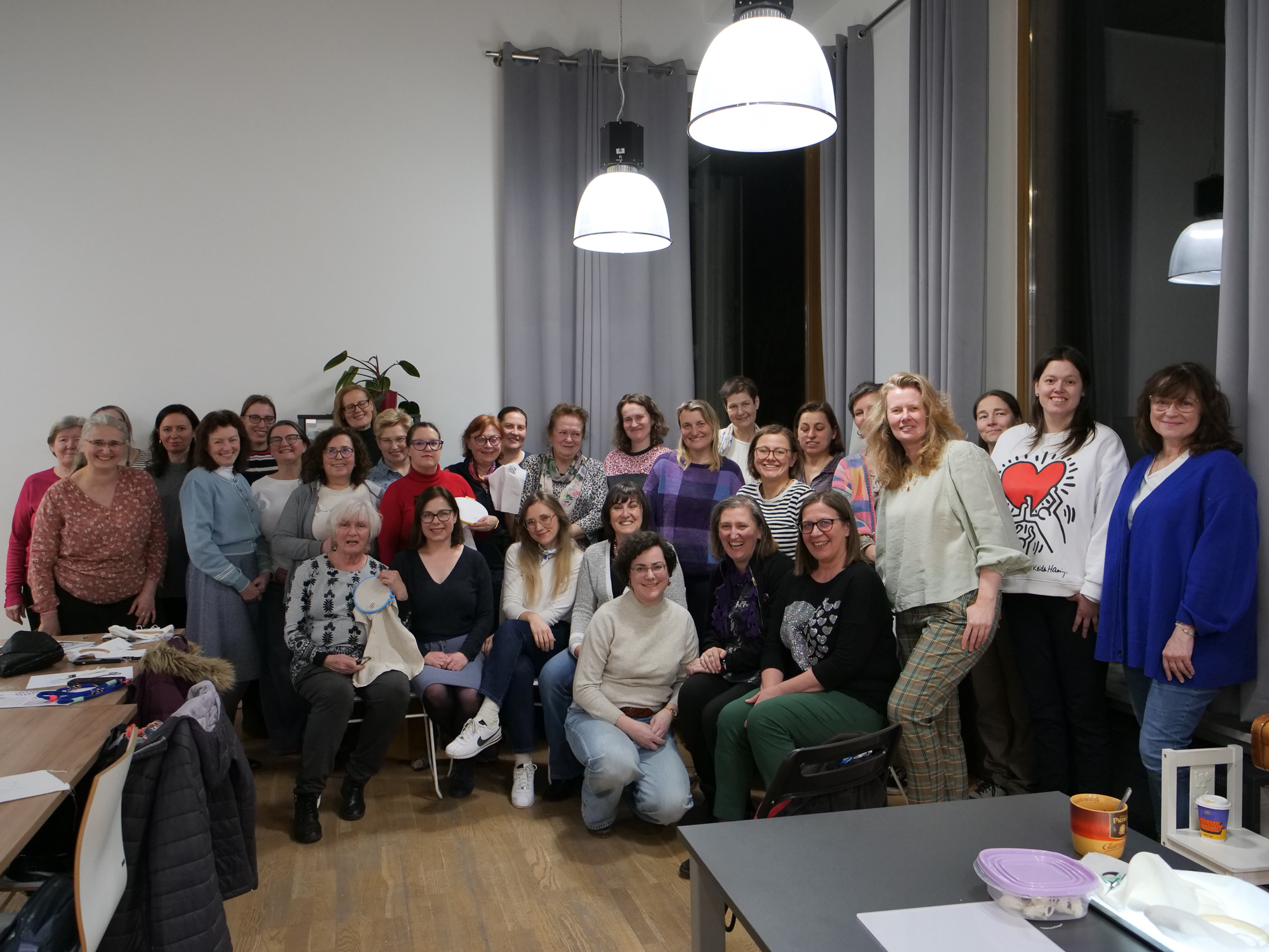 Read more about the article Szkoła Haftu z&nbsp;wizytą w&nbsp;Klubie Nitkomaniaków. Temat przewodni: haft makowski